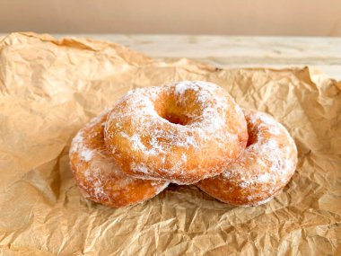 krema şeker ile çörek.