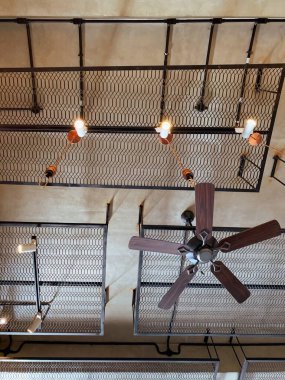 sanayi içi kavramında tavan lambası.