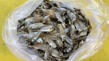 Petek balığı, plastik torbada kurutulmuş tuzlanmış balık. Yiyecek sakladım..