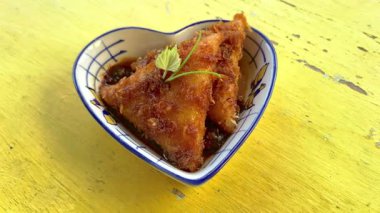 Lupis Endonezya geleneksel tatlı keki, soya soslu üçgen şeklinde glutinous pilavı rendelenmiş hindistan cevizi ve kahverengi şeker sosu..