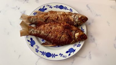 Kızarmış balık ya da bir tabakta Thynnichthys