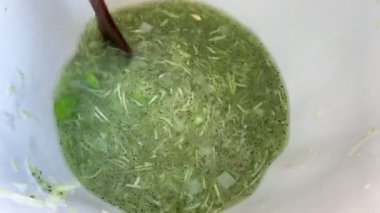 Ev yapımı kavun şurubu rendelenmiş kavun meyvesi, jöle, fesleğen tohumu ve limon dilimleri..