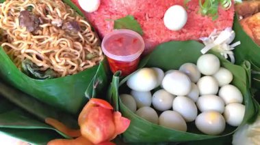 Nasi Tumpeng adında geleneksel bir yemek, etrafında çeşitli mezeler olan pirinç konisi şeklinde. Genellikle Endonezya 'da doğum günlerini, yıldönümlerini ve resmi etkinlikleri kutlamak için servis edilir..