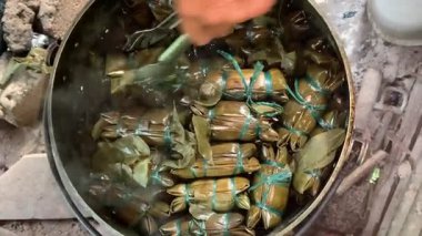 Buras veya Burasa, Bugis Makassar geleneksel hindistan cevizi sütü pilavından yapılmış muz yaprağına sarılmış ve kaynatılmış. Kırsal yaşamda geleneksel mutfak.