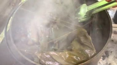 Buras veya Burasa, Bugis Makassar geleneksel hindistan cevizi sütü pilavından yapılmış muz yaprağına sarılmış ve kaynatılmış. Kırsal yaşamda geleneksel mutfak.