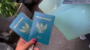 Endonezya pasaport defteri ellerinde.