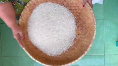 Yuvarlak bir tepside pilav pişirip temizliyorum.