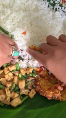 Geleneksel kültür, yani Endonezya 'da Ngaliwet veya Ngeliwet. Pirinç yemek ve muz yaprağında çeşitli yemekler yemek..