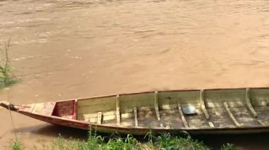 Nehirde ahşap bir tekne