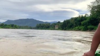 Taşıma olarak ahşap bir tekneyle nehri geçmek. Huzurlu bir köye yolculuk.