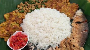 Geleneksel kültür, yani Endonezya 'da Ngaliwet veya Ngeliwet. Pirinç yemek ve muz yaprağında çeşitli yemekler yemek..