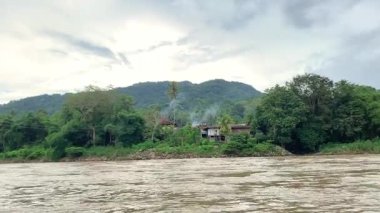 Dağ manzaralı bir nehir.