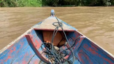 Taşıma olarak ahşap bir tekneyle nehri geçmek. Huzurlu bir köye yolculuk.