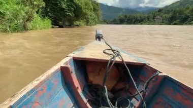 Taşıma olarak ahşap bir tekneyle nehri geçmek. Huzurlu bir köye yolculuk.