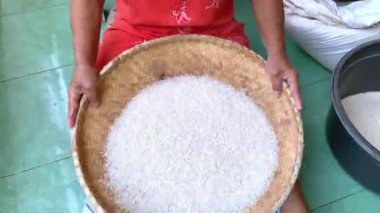 Yuvarlak bir tepside pilav pişirip temizliyorum.