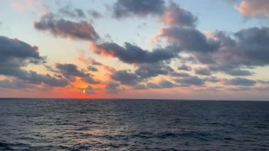 Okyanusun ortasında gün batımında altın saat manzarası