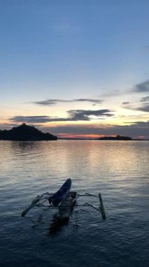 Balıkçı teknesi ve deniz üzerinde gün batımı