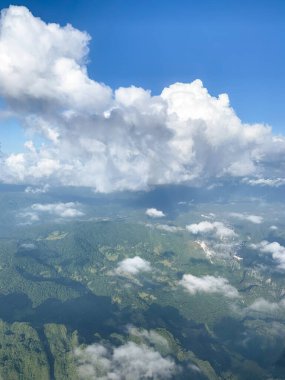 Yukarıdan gelen uçuş manzarası, dağ manzarası.