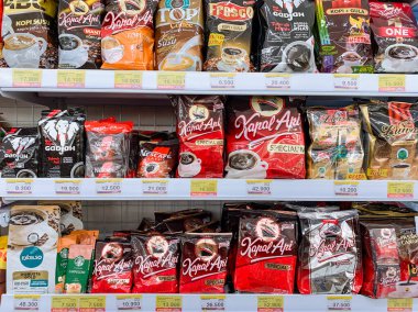 Indomaret marketindeki raflarda hazır kahve sergisi. Güney Sulawesi, Endonezya - 28 Şubat 2025.