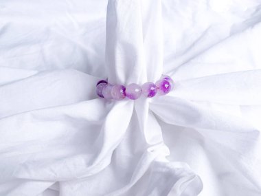 Beyaz arka planda ametist değerli taş bileziği