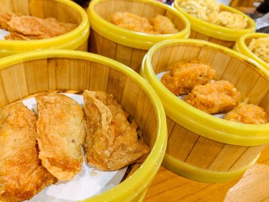 Bambu buharlı tencerede kızarmış hamur köftesi. Çin yemeği menüsü.