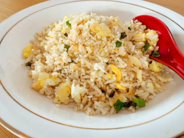 Nasi Goreng ya da çırpılmış yumurta ve sade Endonezya yemeği..