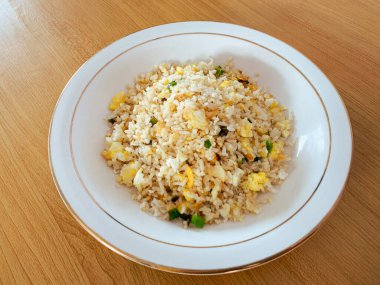 Nasi Goreng ya da çırpılmış yumurta ve sade Endonezya yemeği..