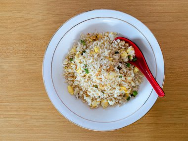 Nasi Goreng ya da çırpılmış yumurta ve sade Endonezya yemeği..