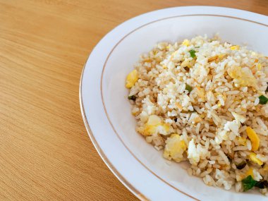 Nasi Goreng ya da çırpılmış yumurta ve sade Endonezya yemeği. Kopyalama alanı.