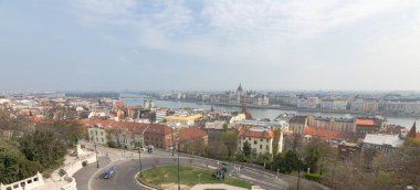 Budapeşte 'nin çarpıcı panoramik şehri, ikonik Macar Parlamentosu ve Tuna Nehri ufuk çizgisini gözler önüne seriyor..