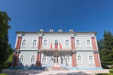 Göz kamaştırıcı bir mimari barındıran ve berrak mavi gökyüzünün altında yemyeşil bir konak, sakin ve görkemli bir ambiyans yayar..