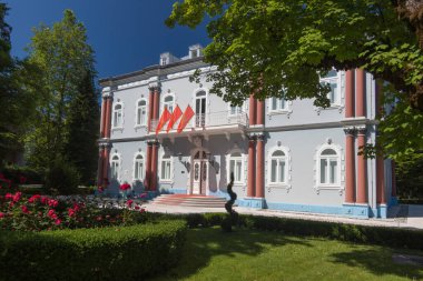 Göz kamaştırıcı bir mimari barındıran ve berrak mavi gökyüzünün altında yemyeşil bir konak, sakin ve görkemli bir ambiyans yayar..