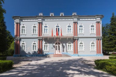 Göz kamaştırıcı bir mimari barındıran ve berrak mavi gökyüzünün altında yemyeşil bir konak, sakin ve görkemli bir ambiyans yayar..