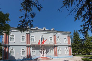 Göz kamaştırıcı bir mimari barındıran ve berrak mavi gökyüzünün altında yemyeşil bir konak, sakin ve görkemli bir ambiyans yayar..