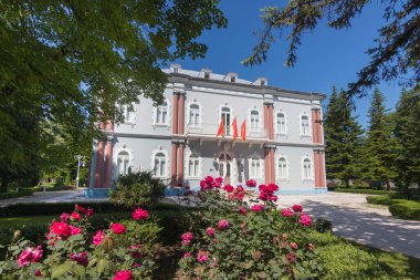 Göz kamaştırıcı bir mimari barındıran ve berrak mavi gökyüzünün altında yemyeşil bir konak, sakin ve görkemli bir ambiyans yayar..