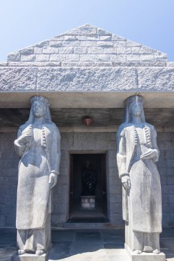 Njegos türbesi, heykeltıraş Ivan Mestrovic çalışmalarını girişinde kadın heykel.
