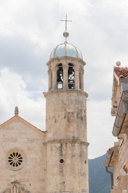 Tarihsel çan kulesi, geleneksel Avrupa kilisesinin bir parçası olan detaylı oymalarla taştan yapılmıştır..