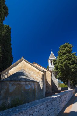 Bereketli mavi gökyüzünün altında, dingin, antik bir kilise. Huzur ve tarihi bir cazibe barındırıyor..