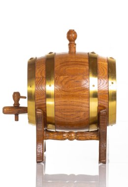 Dekoratif ahşap bir fıçı. İçinde asma ev oymaları, klasik işçilik ve yansıtıcı bir yüzey var. Konsept tasarımı veya kırsal temalar için ideal..