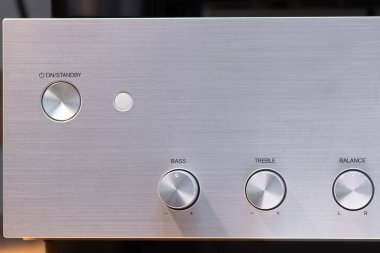 Ses yükseltici kontrol düğmelerinin baslar, trible ve ses dengesi için detaylı görüntüsü. Metalik yüzey, ses işleme ekipmanlarının kalitesini yansıtan hassas yerleşim düzenini tamamlıyor..