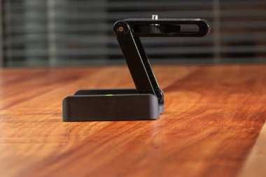 Yakın plan görüntü, hafif ahşap bir yüzeye ayarlanabilir bir kamera monte ediyor..