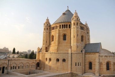 Sakin bir şehir siluetinin ortasında yer alan detaylı taş işçiliğiyle güzel bir ortaçağ manastırı mimarisi. Kültürel önemi yansıtan huzurlu ve huzurlu bir ortam..