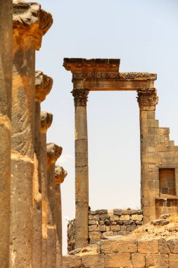 Roma hamamlarının kalıntıları bazalt sütunlar. Bu site UNESCO Dünya Mirasları Listesinde yer alıyor