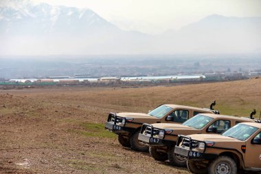 Dağ manzarası ve off-road aracı. Afganistan 'da arka planda dağlar olan bir çöl manzarası.