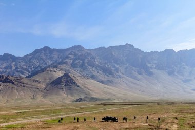 Afgan askerleri hedeflerini dağlarla çevrili bir atış poligonuna yerleştiriyor..