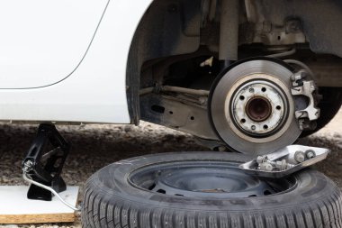 Yaz mevsimi için lastikleri elle değiştiriyoruz..