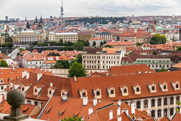 PRAG, CZECH REPUBLIC, 05.29.2022: Prag 'ın büyüleyici mimarisini ve benzersiz ufuk çizgisini keşfedin, canlı kırmızı çatılar, tarihi yapılar ve bu kültürel ve tarihi Avrupa şehrinin manzaralı güzelliği.