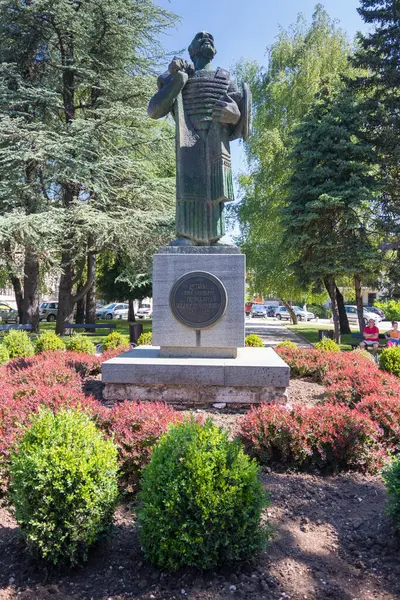 CETINJE, MONTENEGRO, 06.25.2019: Çevresi yeşillik ve şehir unsurlarıyla çevrili, tarihi bir bahçe manzarası, miras ve doğa karışımı.