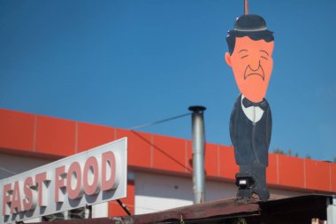 ALANA, TURKEY, 10.08.2018: bir çizgi film karakterinin yer aldığı bir fast food müessesesesinin işareti. Parlak, güneşli ortam ve eşsiz tasarım ilgi çekici ve esprili bir pazarlama yaklaşımı sergiliyor..