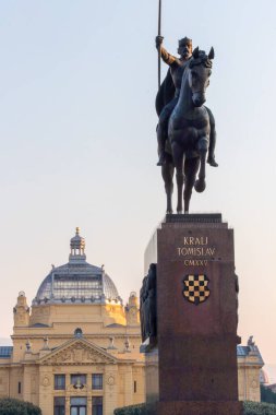 ZAGREB, CROATIA, 08.10.2018: Kültür mirası ve sanat mirasını tasvir eden tarihi bir mimari binanın önünde yer alan at sırtında Kral Tomislav 'ın önde gelen bir heykeli.